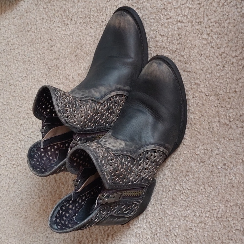 Circle G distressed black booties